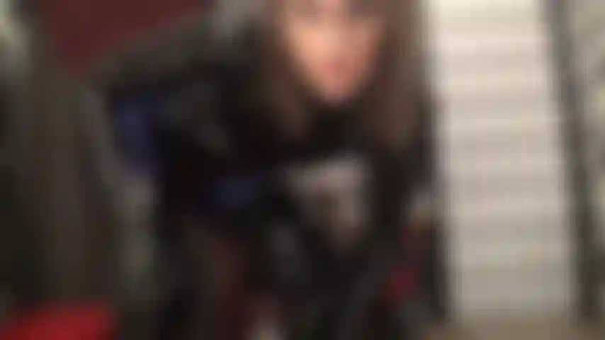 Maîtresse coche toutes vos cases fétiches dans cette tenue de collants en lycra bleu foncé sous un body en pvc noir et des bottes hautes.