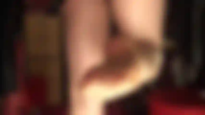 Laissez-vous tenter par la vue de votre déesse des collants, superposez une autre paire de collants brillants et enfilez des mules en cuir sexy pour vous taquiner.