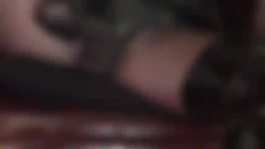 Je vénère les bites noires de ma maîtresse – du plus petit gode ceinture noir de 20 cm jusqu'à l'énorme trevor, une bite incroyablement grosse de 23 cm de circonférence et de 35 cm de long. Ces bites vous déchireront.