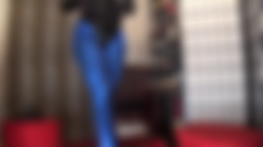 Un legging bleu métallisé brillant et un body string en pvc noir brillant - une tenue moulante tellement excitante pour adorer le corps de la maîtresse.