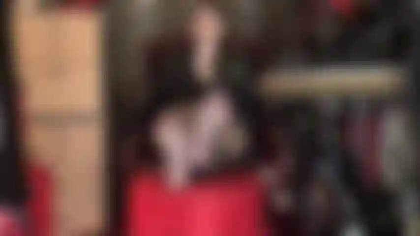 Les incroyables semelles en nylon gris transparent de la maîtresse de culte.