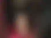 Maîtresse vivian est magnifique dans son chemisier en satin noir à volants, aguichant avec sa cravache et ses gants en cuir. Tu aimerais sentir ce fouet.