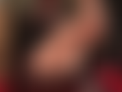 Maîtresse met ses pieds nus en l'air pour que ses valets de pied l'adorent.