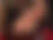 Maîtresse met ses pieds nus en l'air pour que ses valets de pied l'adorent.