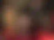 Séduction de jambes sexy - collants rayés nude, robe courte en vinyle, gants en cuir et mules.