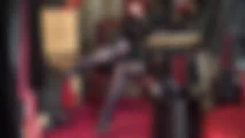 Je me livre à votre amour pour les jambes en collants - admirez les longues jambes recouvertes de nylon de la maîtresse dans des bas brillants bleu marine avec des talons aiguilles à lanières.