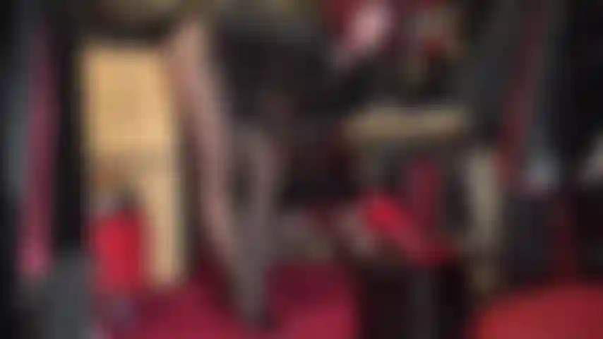 Une bite noire géante excite ta petite bite. Oh, je sais combien tu désires une grosse bite noire, la sentir gifler ton visage, la sentir palpiter et s'enfoncer de force dans ta chatte serrée.