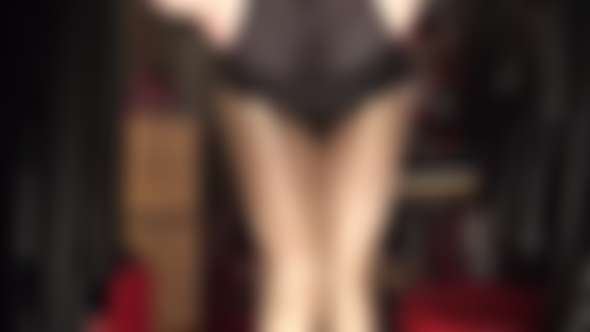 J'adore mes courbes magnifiques dans des collants ultra-brillants, un short taille haute et un body string. Fesses, jambes, entrejambe en collants.