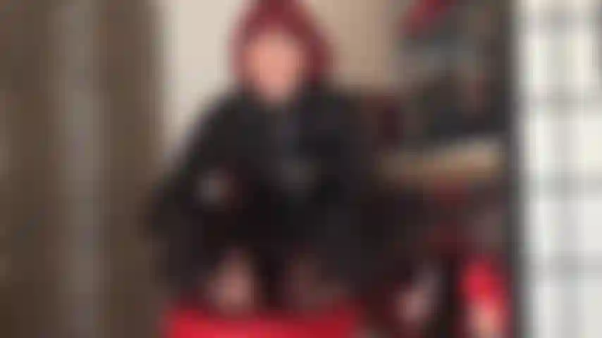 Adoration des pieds en bas à coutures vintage - la maîtresse porte des leggings noirs pour que vous puissiez vous concentrer pleinement sur les merveilleux pieds en nylon.