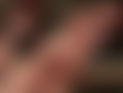 Les pieds nus parfaits de la maîtresse se remuant lentement sur ton visage, pendant que je caresse ta bite à mains nues.