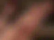 Les pieds nus parfaits de la maîtresse se remuant lentement sur ton visage, pendant que je caresse ta bite à mains nues.