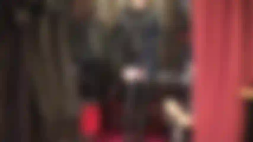 Une déesse vêtue de cuir noir intégral.