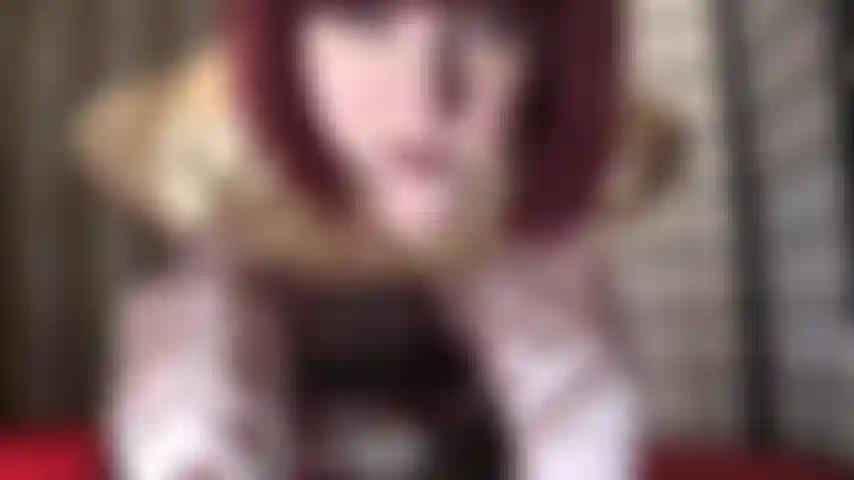 Une déesse du satin brillant qui adore et joue avec les crachats.