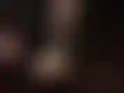 Maîtresse déchire son collant noir pour révéler ses savoureux orteils nus.