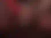 Les mains nues caressent un gode ceinture blanc - tu adores quand je caresse ma grosse bite, lubrifiée et si brillante, passant mes longs doigts sexy le long de la tige... Taquinant les couilles...