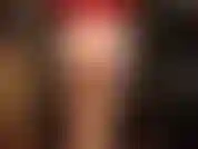 Fétichiste du satin ; vous adorez le toucher soyeux et le magnifique aspect brillant du satin. Et ma maîtresse porte une culotte rouge à dos nu et un chemisier rouge assorti, puis des collants brillants et des gaines vintage.