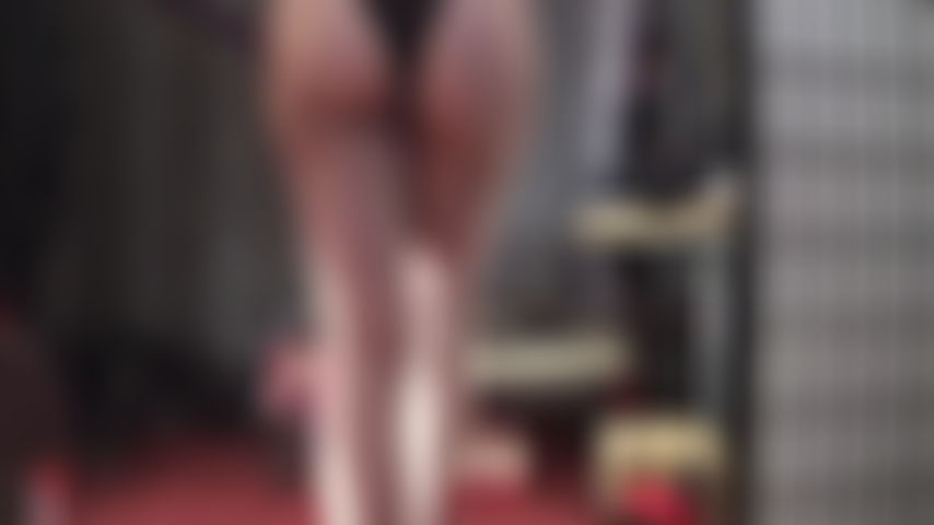 Jolie en violet - haut en dentelle soyeuse, bas et culotte en dentelle.