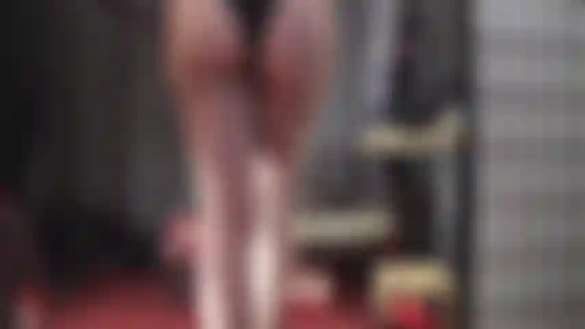 Jolie en violet - haut en dentelle soyeuse, bas et culotte en dentelle.