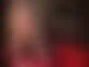 Cul nu, pieds nus, gode ceinture.