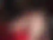 Avec des bas, des collants et des godes recouverts de nylon. Parce qu'on ne se lasse jamais des bas, même la grosse bite en caoutchouc de sa maîtresse sera recouverte d'un bas. Trouve un bas et caresse-moi.