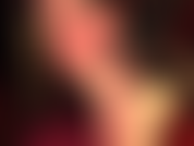 Pieds nus et jambes nues.