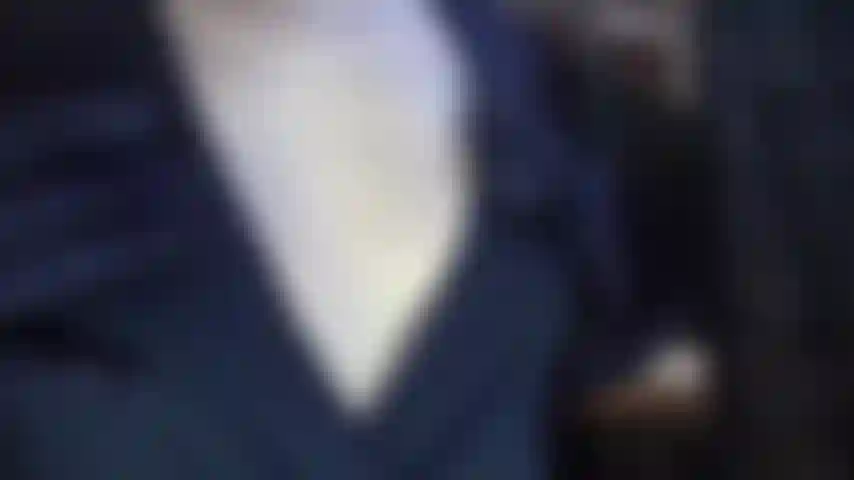 Un joli body bleu décolleté, une allumeuse - la poitrine de la maîtresse est si tentante dans ce body bleu marine. Voulez-vous une allumeuse ?