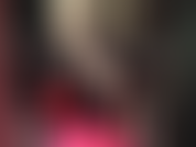 Une allumeuse sensuelle en bas superposés sur des collants, talons hauts brillants, mini-jupe moulante en latex, corset en cuir et perruque blonde. Une allumeuse de jambes sexy, adoration du cul, jambes croisées…