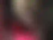 Une allumeuse sensuelle en bas superposés sur des collants, talons hauts brillants, mini-jupe moulante en latex, corset en cuir et perruque blonde. Une allumeuse de jambes sexy, adoration du cul, jambes croisées…