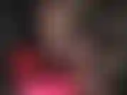 Tu aimes me regarder caresser ma bite, n'est-ce pas ? Caresse-moi, voyons combien de temps tu tiendras à regarder mes longues jambes sexy en nylon, pendantes et taquinant mes pieds.