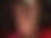 Jambes en collants noirs brillants et pieds taquins tout en portant chemise et cravate, manteau en cuir et gants. Sexy !