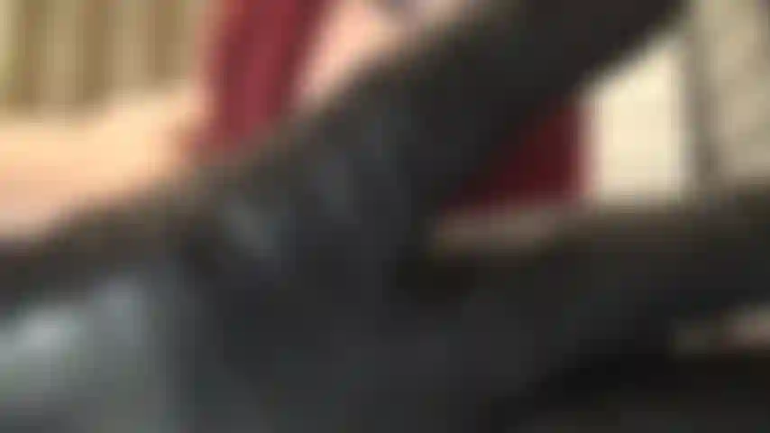 Ces gants en cuir étranglent ton cou, te nourrissent de délicieux crachats et caressent et enfoncent une énorme bite noire dans ton trou du cul.