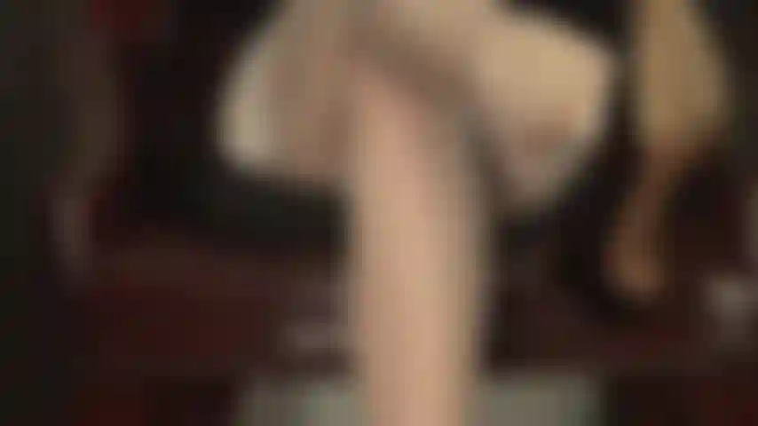 Des bas en nylon vintage blancs soyeux et transparents - c'est la couture, le talon cubain, le bel éclat de ces bas vintage maintenus par des jarretières qui font battre votre cœur amoureux du nylon beaucoup plus vite.