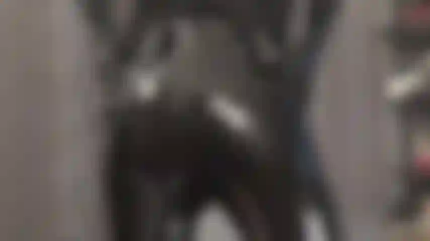 Je me livre à votre fétichisme pour tout ce qui brille - admirez le cul de la maîtresse vivian dans des leggings en pvc noir lisses, caressés par des gants en latex noir qui traient votre bite dure.