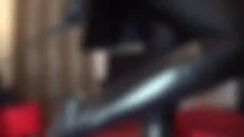 Maîtresse du cuir, adoration des bottes, cravache - jouant avec l'idée de sentir les gants en cuir, les bottes et le fouet de la maîtresse...