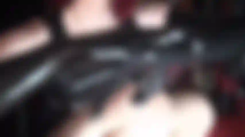 Mini-jupe sexy en latex, collants et bas brillants. Maîtresse sait que ta bite douloureuse dégouline sous cette tenue… tellement de liquide pré-éjaculatoire… il est temps que ta déesse du latex te traite jusqu'à ce qu'elle soit sèche…