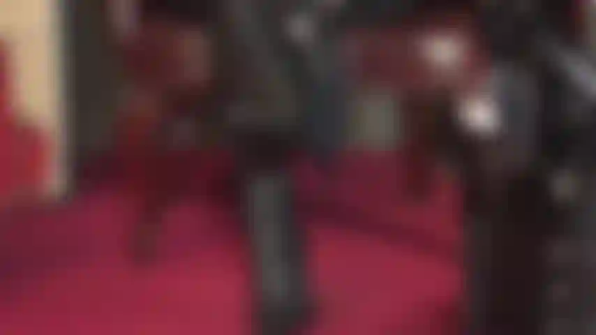 Séduction de bottes en cuir - maîtresse vivian connaît votre désir le plus profond de placer votre langue sur le cuir noir doux, léchant la tige, le talon, la semelle...