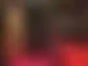 Je vous encourage à vous branler sur mes jambes croisées dans un pantalon en satin noir et de hautes bottes brillantes.