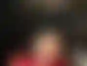 Une maîtresse blonde en cuir qui taquine avec les pieds nus.