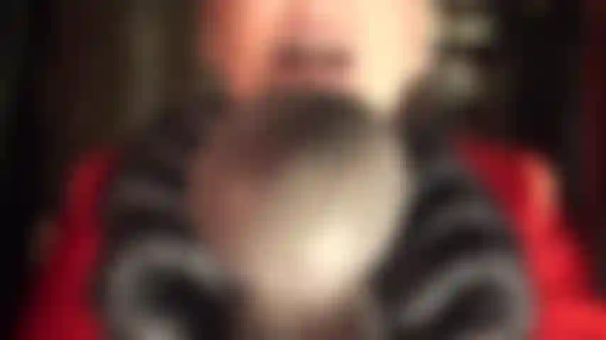 Maîtresse te nourrit d'une grosse bite noire. Tandis que tu plonges ton regard dans les yeux bleus de maîtresse, ouvre simplement la bouche et détends ta gorge pour prendre cette grosse bite noire. Savoureuse, n'est-ce pas ?!