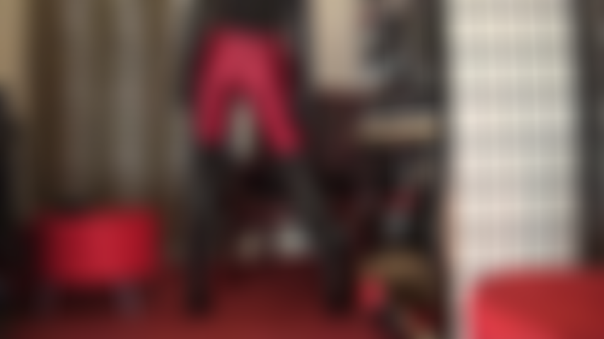 Tenue fétichiste en rouge et noir - adoration du cul en collants spandex brillants rouge foncé avec des bottes en cuir jusqu'aux genoux, de longs gants en cuir et éventuellement associés à un short chaud en lycra taille haute.