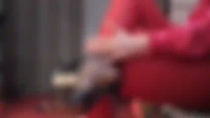 J'adore mes pieds en collants noirs ultra-transparents et mules en cuir bien usées. Si proche que ma maîtresse vous fait rêver du parfum de ses pieds et de ses chaussures en nylon moites.