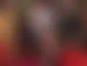 Maîtresse vivian taquine en collants noirs transparents, avant de passer à des bas à coutures sexy et des jarretières.