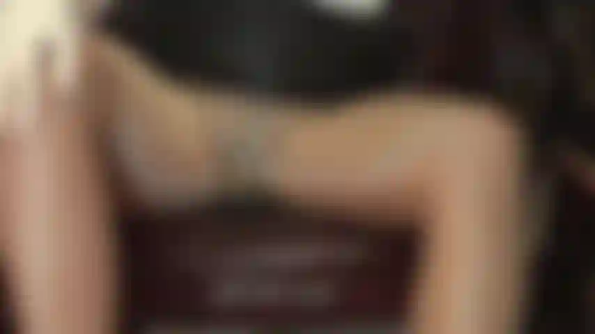 Je taquine l'entrejambe en culotte et collants en dentelle nude.