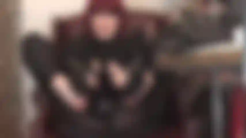 Footjob et handjob avec des gants en latex sur bbc tout en portant un strapon noir géant - maîtresse vivian frotte ses pieds en nylon parfumés et ses mains gantées en caoutchouc partout sur cette grosse bite noire.