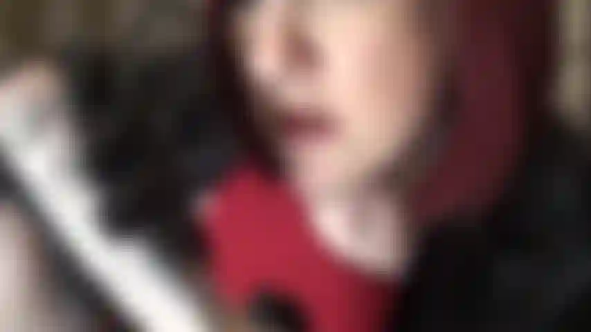 Branlette avec des gants en cuir sur un gode non coupé.