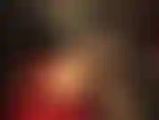 Short en satin rouge brillant (partie 2/2) – bas noirs à coutures en dentelle avec talons. Ma maîtresse taquine ta bite, tout le long de ses bas et de son cul, la coinçant même sous son short.