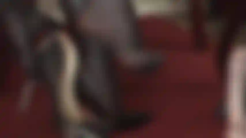 Déesse du cuir, adoratrice des pieds - ces incroyables gants en cuir et ces escarpins corsets font battre votre cœur... Suspendue, taquine, caressante...