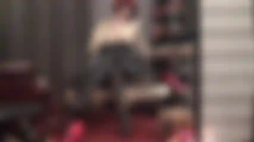 Chemisier en satin doré, corset en cuir, pantalon en cuir, gants en cuir et bottes en cuir - les courbes de votre déesse sont incroyables en cuir serré et en satin soyeux.