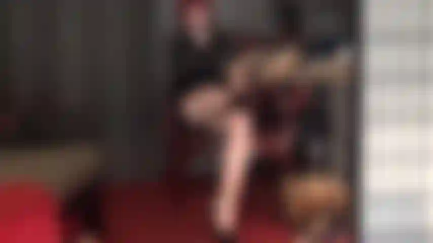 Des collants couleur chair avec une couture arrière noire sont tentants et taquins pour l'amateur de jambes. Maîtresse vivian passe lentement ses doigts et un gode sur ces coutures.