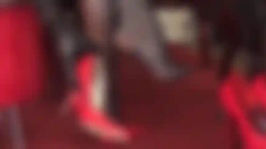 Une amoureuse des talons hauts - cette incroyable paire de talons aiguilles rouges brillants est à vous pour vous adorer pendant que vous vous agenouillez aux pieds de votre maîtresse.